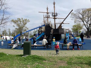 晴海ふ頭公園にある船型アスレチック＆滑り台で遊ぼう！