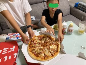 【ドミノピザ】水曜・土曜限定の半額キャンペーンでピザパーティーを実施!