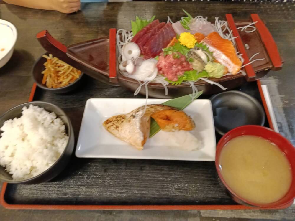 魚問屋食堂さかなやくろ 幸町店で海鮮料理と竹岡式ラーメンのディナータイム!