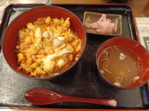 三兄弟も大喜び！山梨県清里にある中村農場の絶品地鶏親子丼を実食レポ