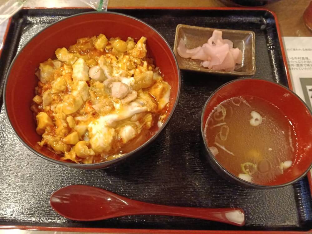 三兄弟も大喜び！山梨県清里にある中村農場の絶品地鶏親子丼を実食レポ