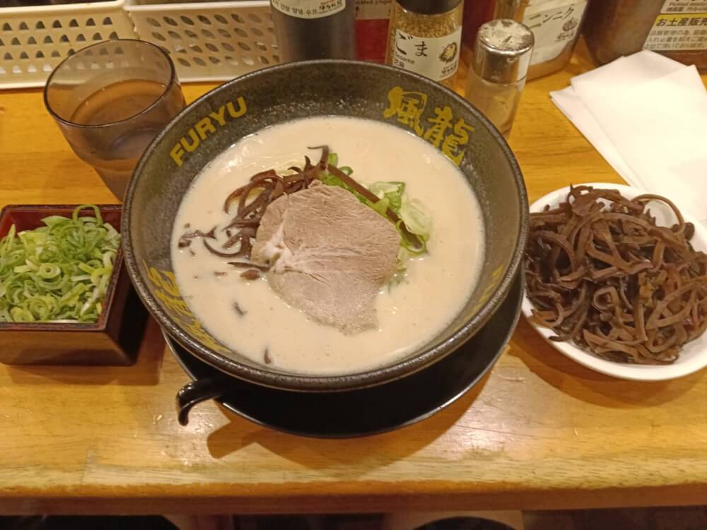 替玉無料が有名な「博多風龍新橋店」!三男と大満足とんこつラーメン体験!