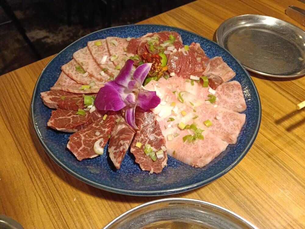 北海道の北見ホルモン「ぶんたろう 総本店」で焼肉旅育グルメを満喫！