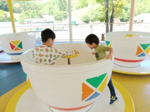 北海道北見市にあるレトロ遊園地「きたみファミリーランド」をちびっこ兄弟が満喫!